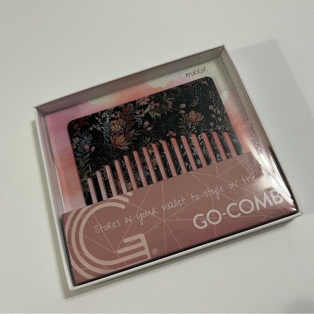 Go-Comb, mirror and comb for your purse or wallet - Picture 3 of 5